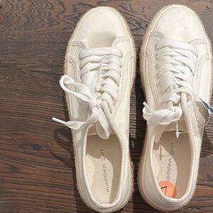 Madden Girl Cream Low-Top Sneakers